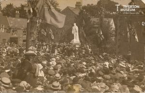 An old black and white photo showing a large crowd gathered in Lowman Green for the unveiling of the Edward the Peacemaker statue, a statue of Edward VII