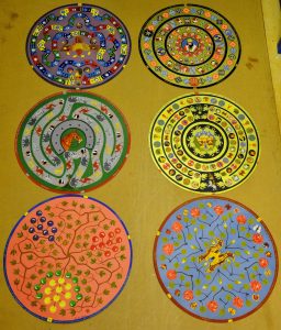 6 colourful round discs with different patterns on 
